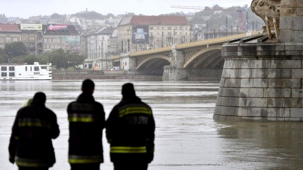 Rescue officials inspect Danube river as search efforts continue. Photo: 30 May 2019