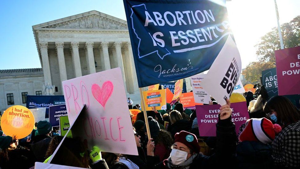 Oklahoma lawmakers pass near-total ban on abortion - BBC News