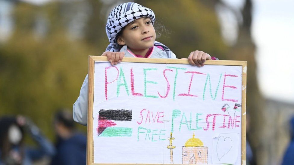 Malak Abdou, 9 vjeç, u bashkohet protestuesve gjatë një demonstrate të Fushatës Skoceze të Solidaritetit të Palestinës në Edinburg