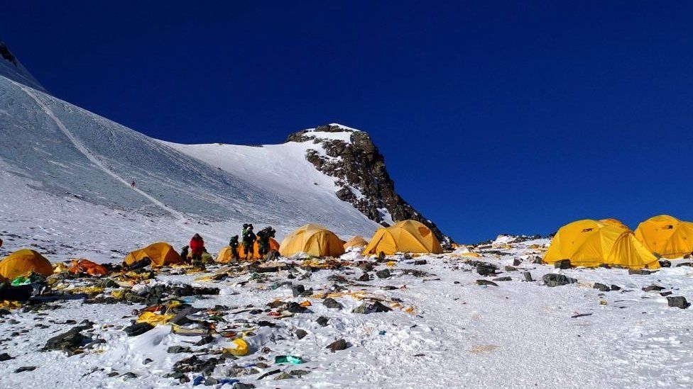 This picture taken on May 21, 2018 shows discarded climbing equipment and rubbish scattered around Camp 4 of Mount Everest. - Decades of commercial mountaineering have turned Mount Everest into the world's highest rubbish dump as an increasing number of big-spending climbers pay little attention to the ugly footprint they leave behind.