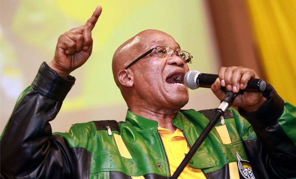 Jacob Zuma leads hundreds of supporters in singing a song during a campaign event on 9 April, 2014