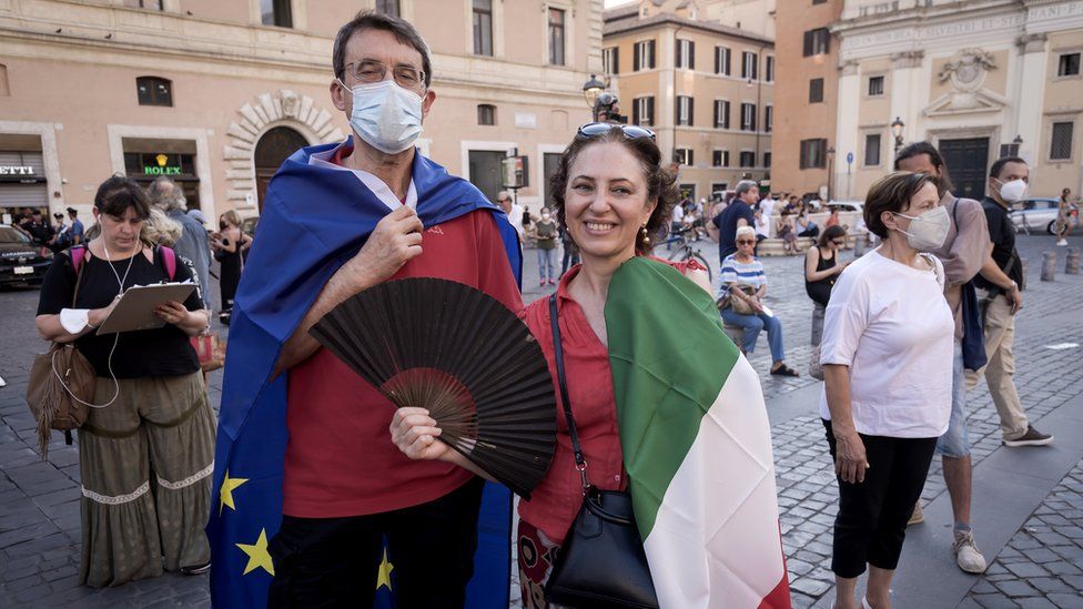 Protesters in Rome call for Mario Draghi to remain as prime minister