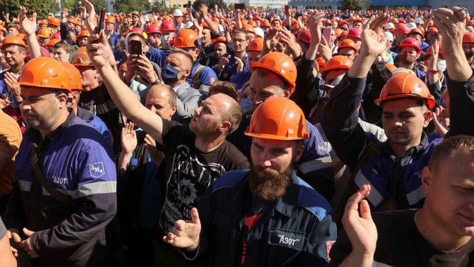 Employees of Grodno Azot company gather near a plant management office during a meeting to protest against presidential election results and to demand re-election in Grodno, Belarus August 14, 2020