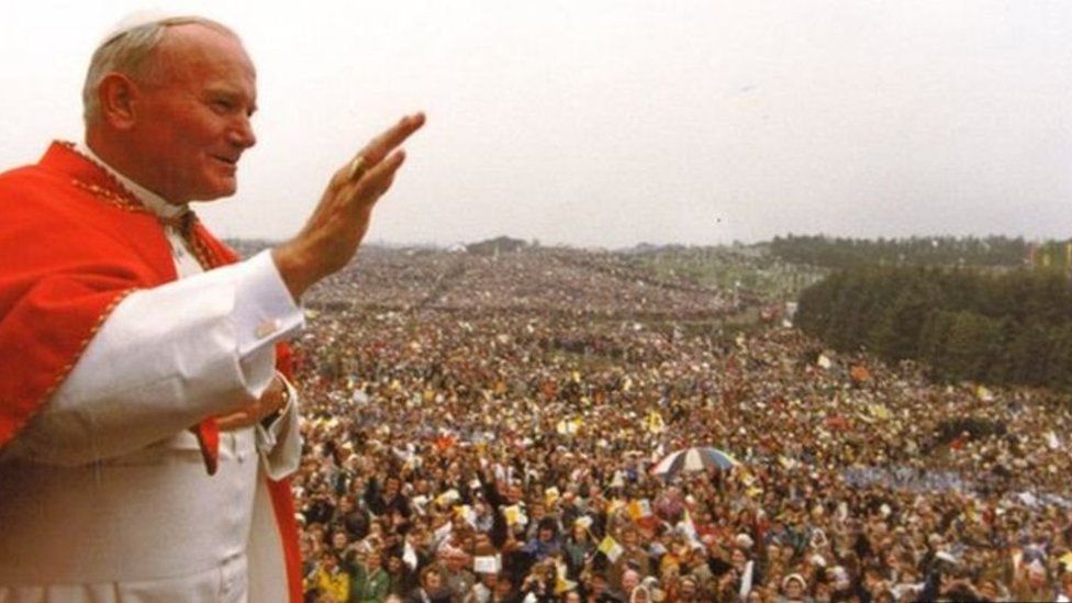 Папа Иоанн Павел II машет огромной толпе людей у ​​храма Нок в 1979 году