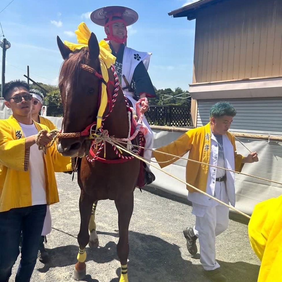 Лошадь и всадник на Агеума Синдзи или Фестивале восходящей лошади в этом году