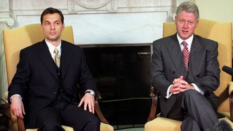 US President Bill Clinton (R) and Hungarian Prime Minister Viktor Orban (L) listen to questions from the media during a photo session prior to their Oval Office meeting in the White House 7 October 1998