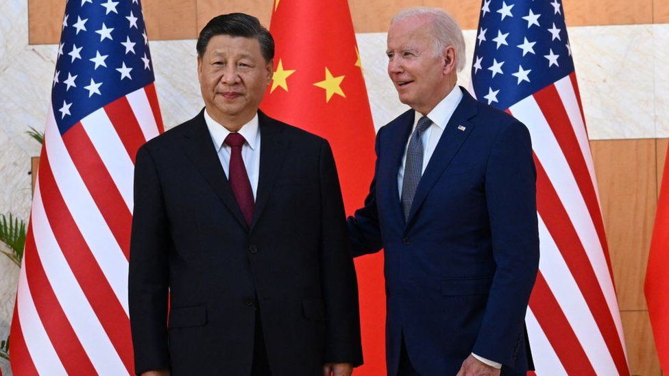 Президент США Джо Байден (справа) и председатель Китая Си Цзиньпин (слева) встречаются на полях саммита G20 в Нуса-Дуа на индонезийском курортном острове Бали 14 ноября 2022 года.