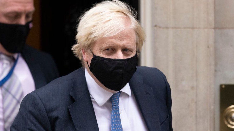 Boris Johnson wears a mask