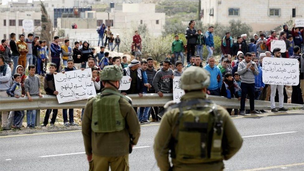 Israeli soldiers face Palestinains protesting in Hebron (17/03/17)