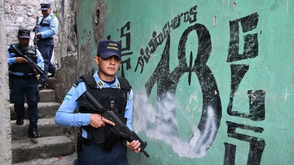 Члены патруля Национальной полиции в Колония Диванна, территория банды Баррио 18, в Тегусигальпе, 17 марта 2023 г.
