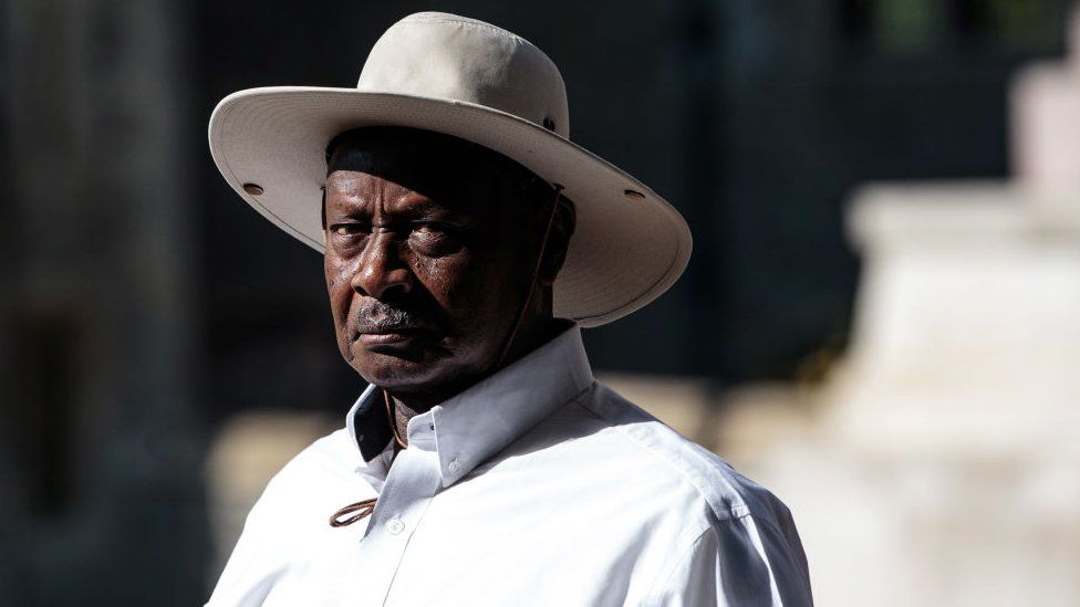 Yoweri Museveni dans un chapeau à large bord regardant la caméra