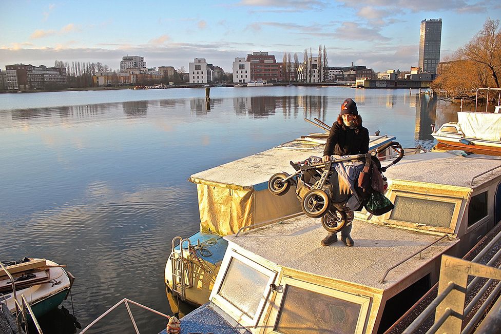 Сокол перетаскивает коляску Троицы в их последнее убежище - лодку с брезентовой крышей. Январь 2018 года, Берлин