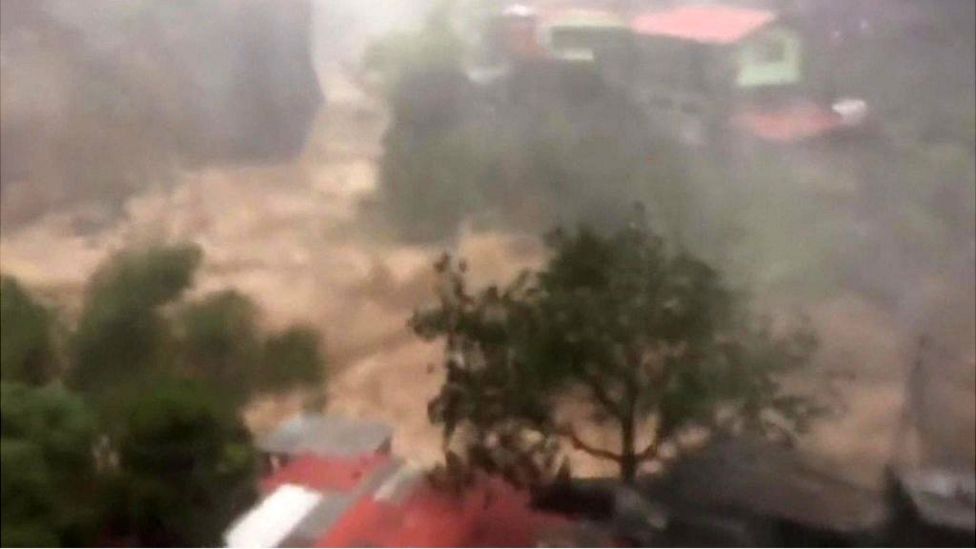 Typhoon Mangkhut lashes China's south coast - BBC News