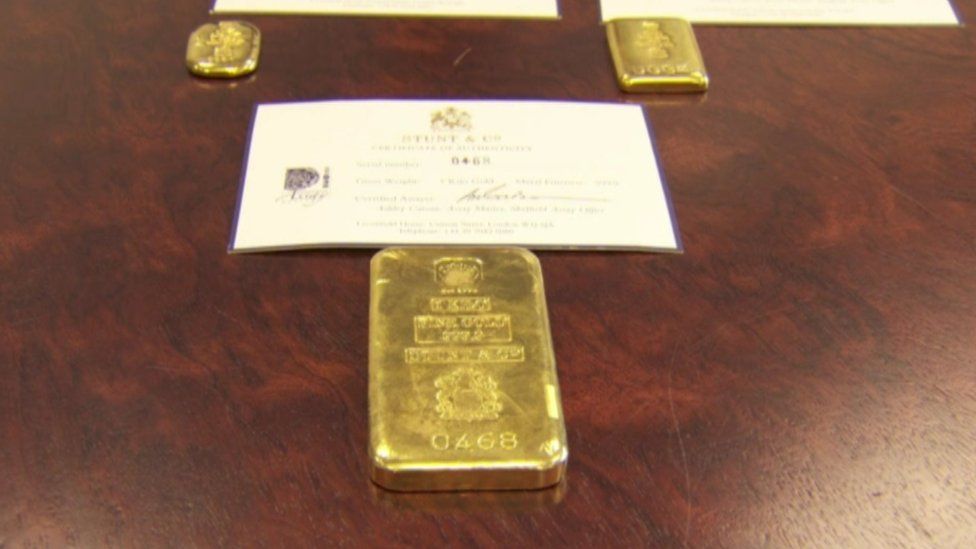 Smuggled gold worth over £1m auctioned in Northern Ireland - BBC News