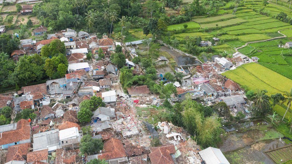 มุมมองทางอากาศของบ้านที่เสียหายในพื้นที่ที่ได้รับผลกระทบหลังจากเกิดแผ่นดินไหวเมื่อวันจันทร์ที่เมือง Cianjur จังหวัดชวาตะวันตก ประเทศอินโดนีเซีย 22 พฤศจิกายน 2022