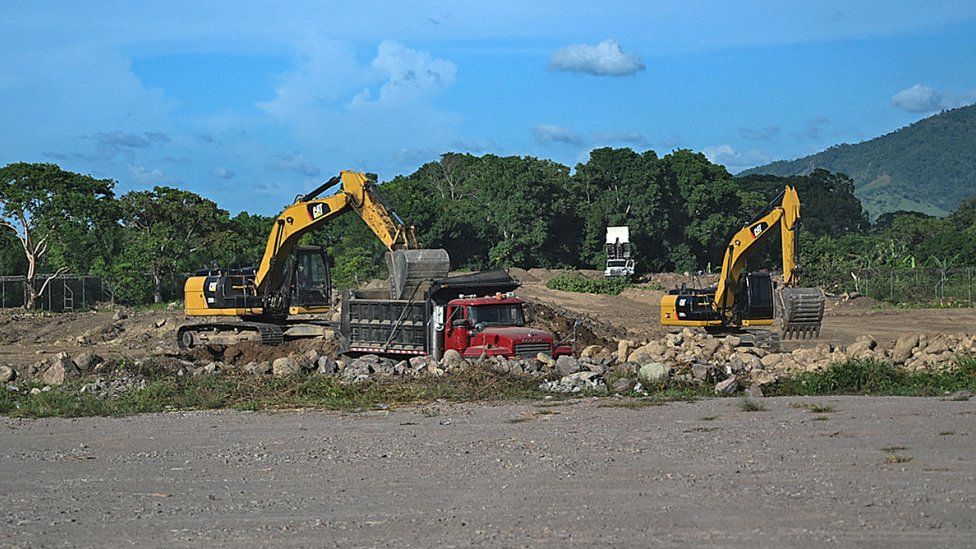 Вид на оборудование, принадлежащее железорудному руднику Лос-Пинарес, на окраине Токоа, департамент Колон, Гондурас, 28 сентября 2021 г.