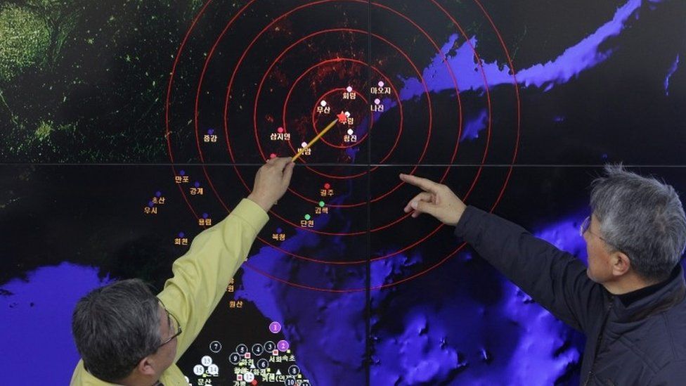 South Korea meteorologists point out the location of the quake in North Korea (6 Jan 2015)