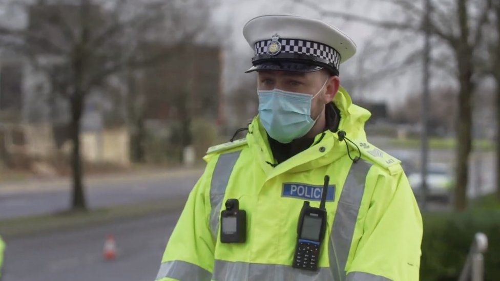 'Gallai torwyr rheolau Covid ymestyn hyd y pandemig' BBC Cymru Fyw