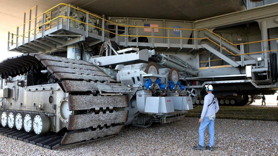 Гусеничный транспортер, полностью нагруженный, весит более 2 700 тонн