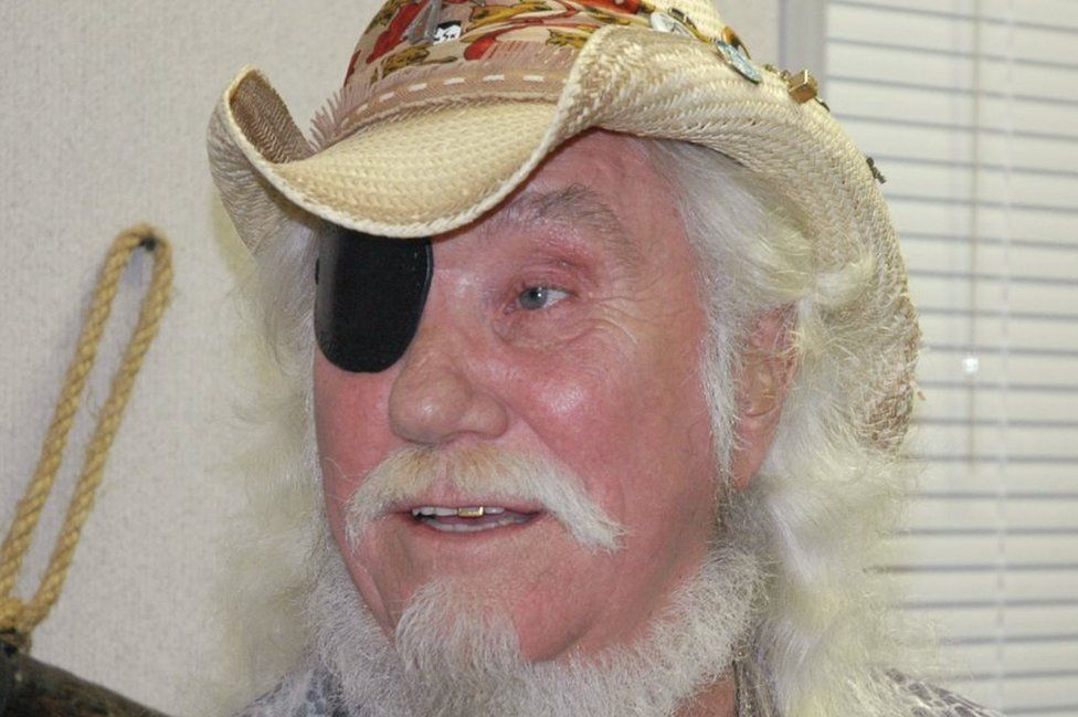 Dr Hook's Ray Sawyer dies aged 81 - BBC News