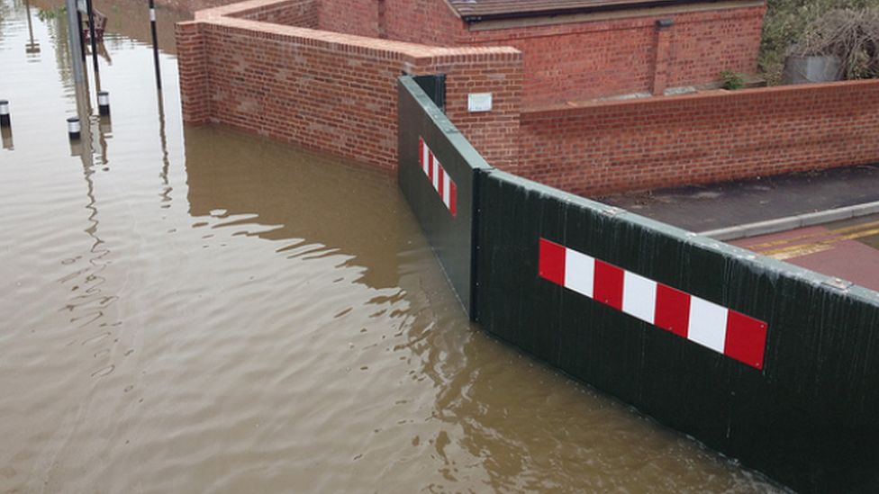 Flood warnings remain on River Wye in Hereford - BBC News