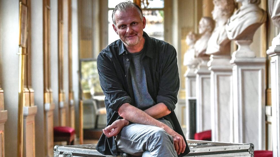 Немецкий театральный режиссер Томас Остермайер позирует во время фотосессии 19 сентября 2018 года в театре Comedie Française в Париже