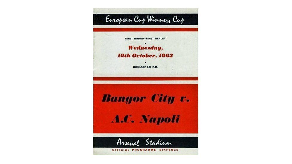 Yn Highbury, cartref Arsenal, y daeth yr antur i ben i'r gwŷr o Ogledd Cymru gyda Napoli yn ennill o 2-1. Unwaith eto Jimmy McAllister sgoriodd i Fangor. Er gwaetha'r siom, mae pobl hyd heddiw yn dal i sôn am y pnawn o Fedi yn 1962 pan lwyddodd y tîm rhan-amser o gynghrair Sir Gaer i drechu'r cewri o'r Eidal.