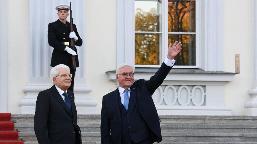 ประธานาธิบดีแฟรงค์-วอลเตอร์ สไตน์ไมเออร์แห่งเยอรมนีโบกมือขณะยืนข้างประธานาธิบดีเซอร์จิโอ มัตตาเรล . ของอิตาลี