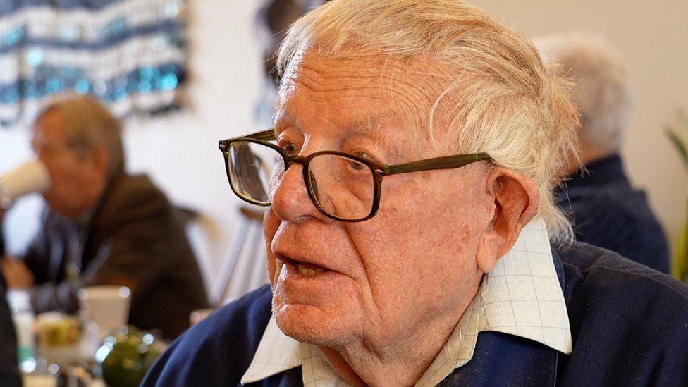 More Devon families struggling with food poverty - BBC News