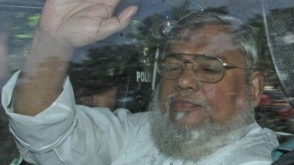 Ali Ahsan Mohammad Mujahid (left) inside a police vehicle as he is transported to the central jail after a court verdict in Dhaka (July 2013)