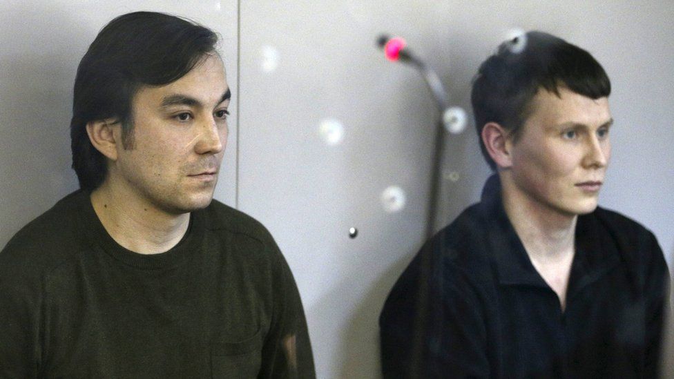 Yevgeny Yerofeyev (L) and Alexander Alexandrov sit in court in Kiev. File photo