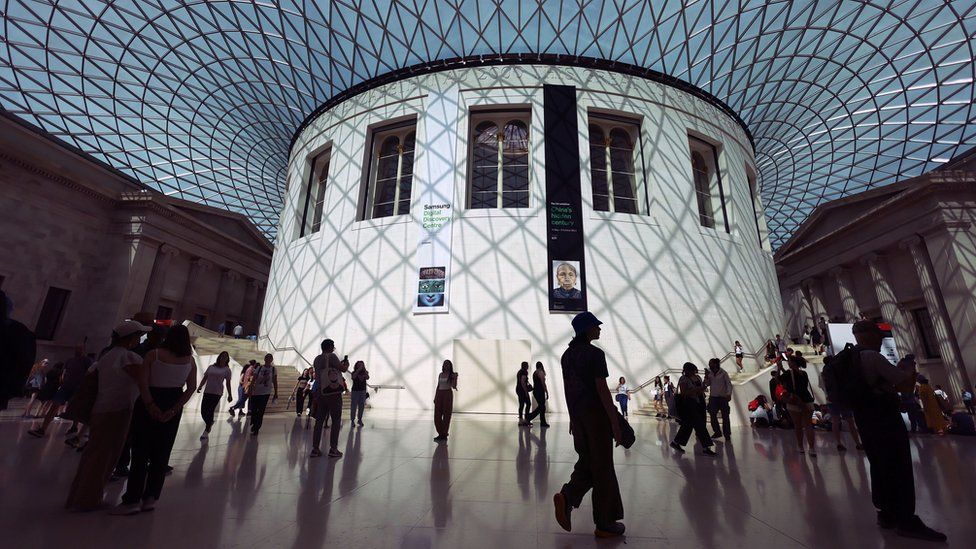 Покидающий свой пост директор Британского музея д-р Хартвиг ​​Фишер признал, что «ситуация, в которой оказался музей, крайне серьезна»