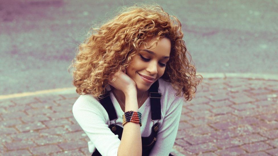 Izzy Bizu shares music video for new single “Talking to You” | Hamada Mania  Music Blog