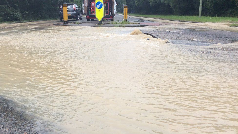 New Forest water pipe collapse closes Ashurst A35 - BBC News