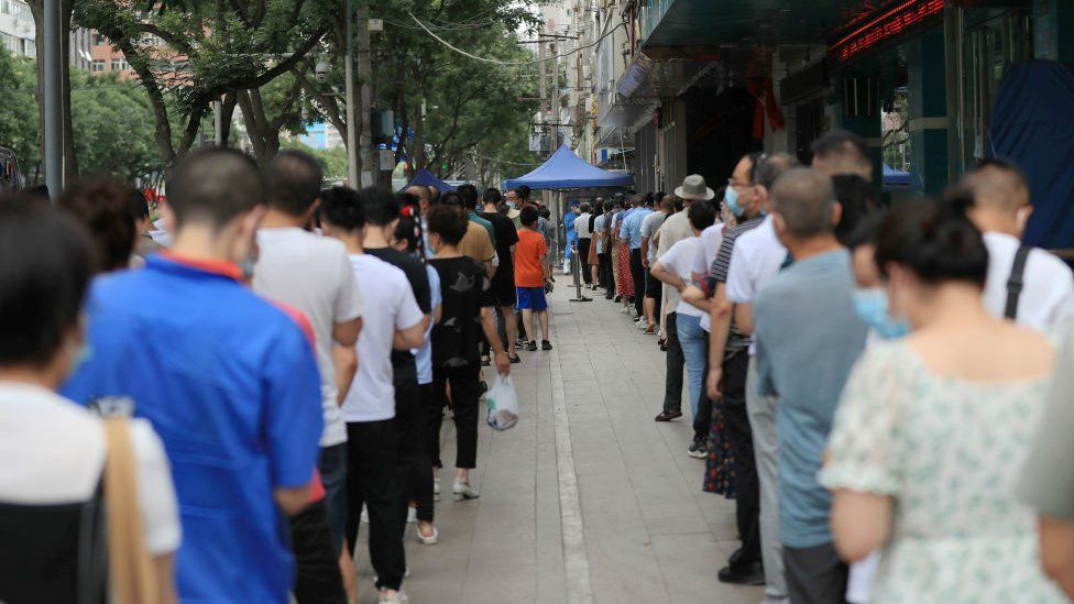 Люди стоят в очереди на тесты на нуклеиновую кислоту COVID-19 12 июля 2022 года в Ланьчжоу, провинция Ганьсу, Китай.