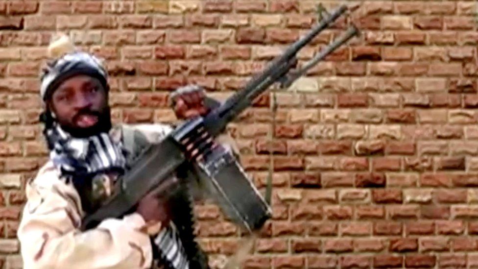Лидер Боко Харам Абубакар Шекау держит оружие в неизвестном месте в Нигерии