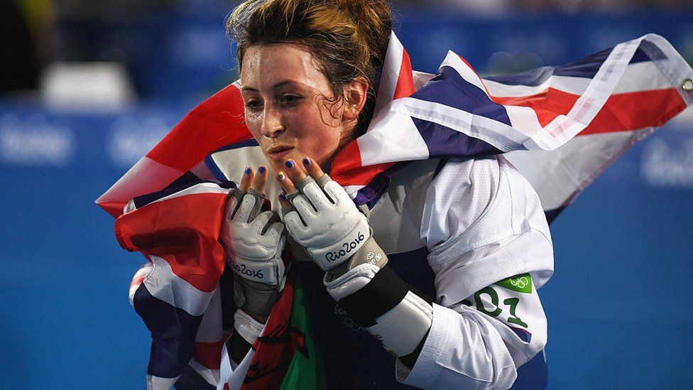 Jade Jones oedd yr unig un o'r Cymry a enillodd fedal i chwifio'r Ddraig Goch