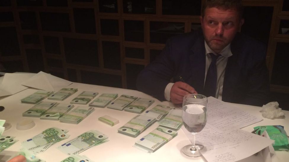 Photo purportedly showing Kirov governor Nikita Belykh and piles of 100-euro notes