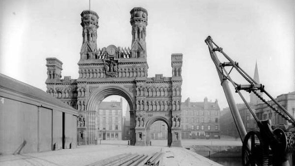 Newbury's cardboard Donnington Castle 'topples early' - BBC News