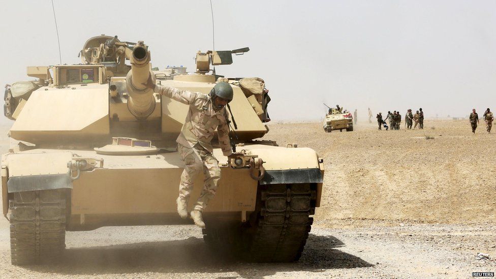 A tank of the Iraqi security forces is seen in al Nibaie, in Anbar province on 26 May, 2015