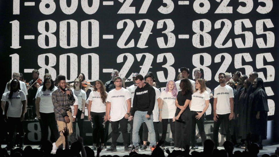 Халид, Логик и Алессия Кара выступают на сцене во время церемонии вручения премии MTV Video Music Awards 2017