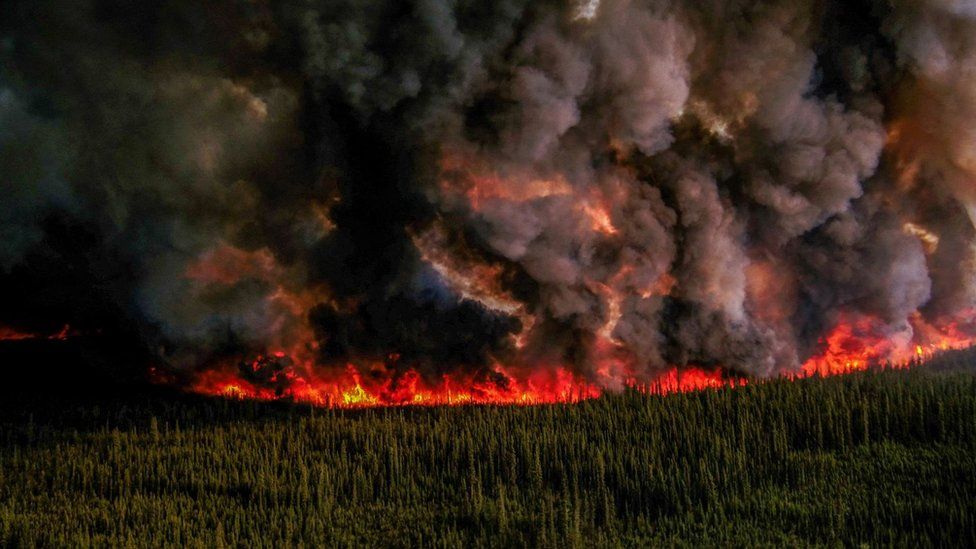 Дым поднимается от лесного пожара в Британской Колумбии, Канада,