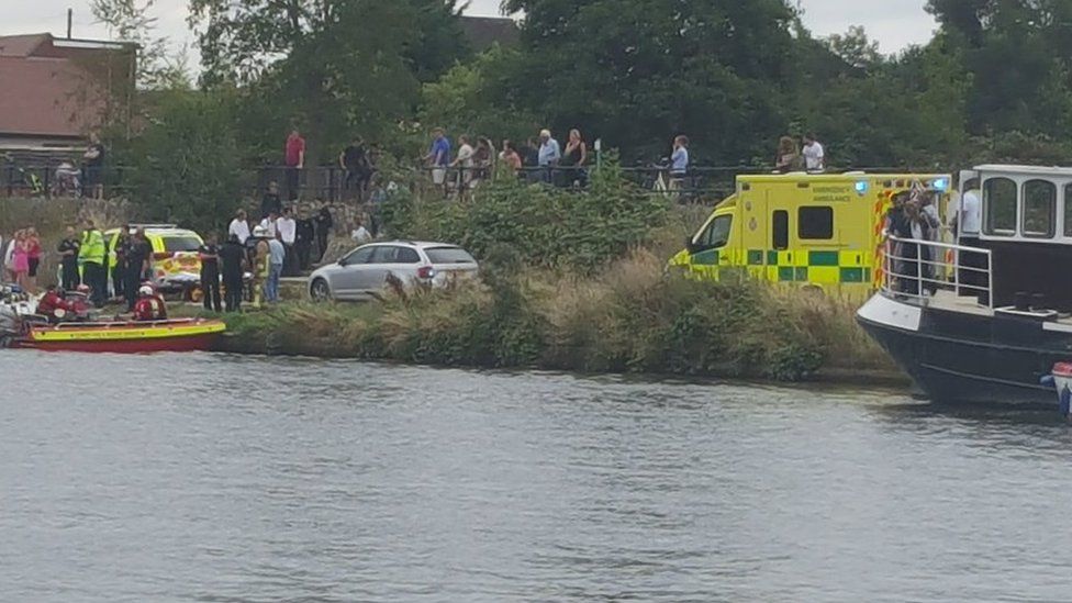 Boy's Body Found In River At Walton-on-Thames - BBC News