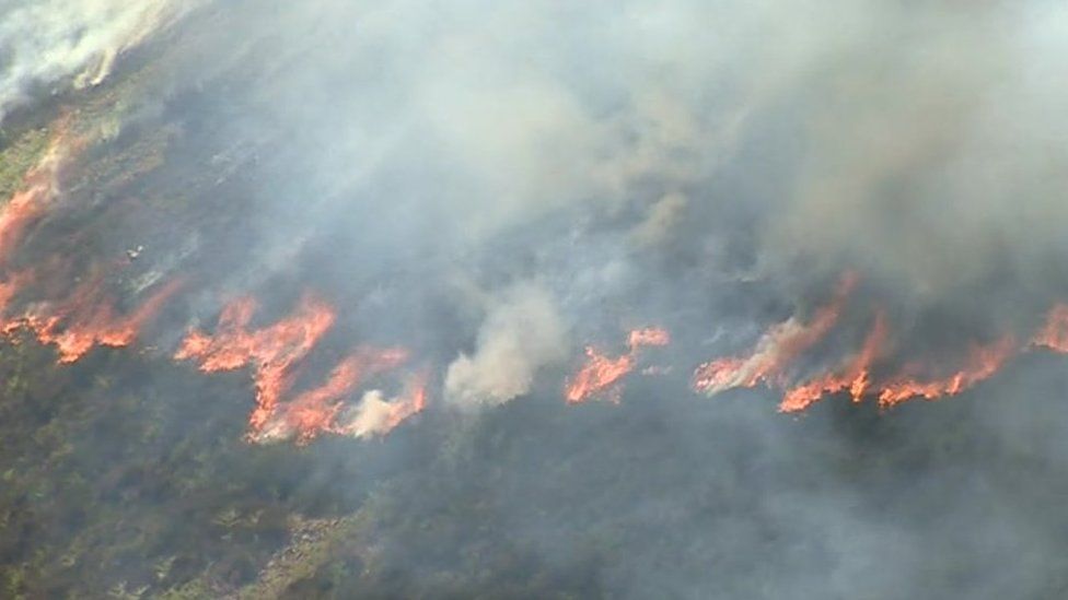 Alltwen grass fire: Crews tackle Conwy mountain blaze - BBC News