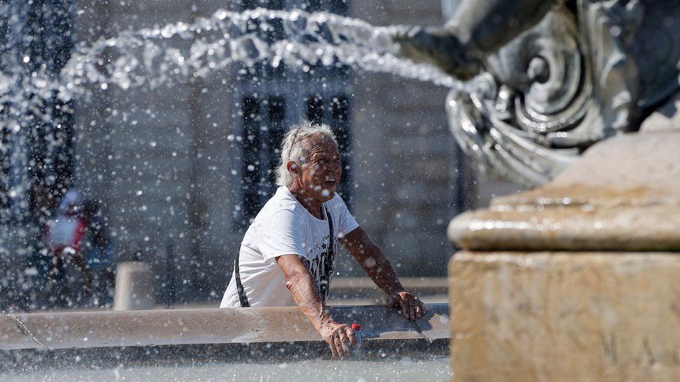 A man cools down by a fountain in Bordeaux, south-western France. Photo: 18 July 2022
