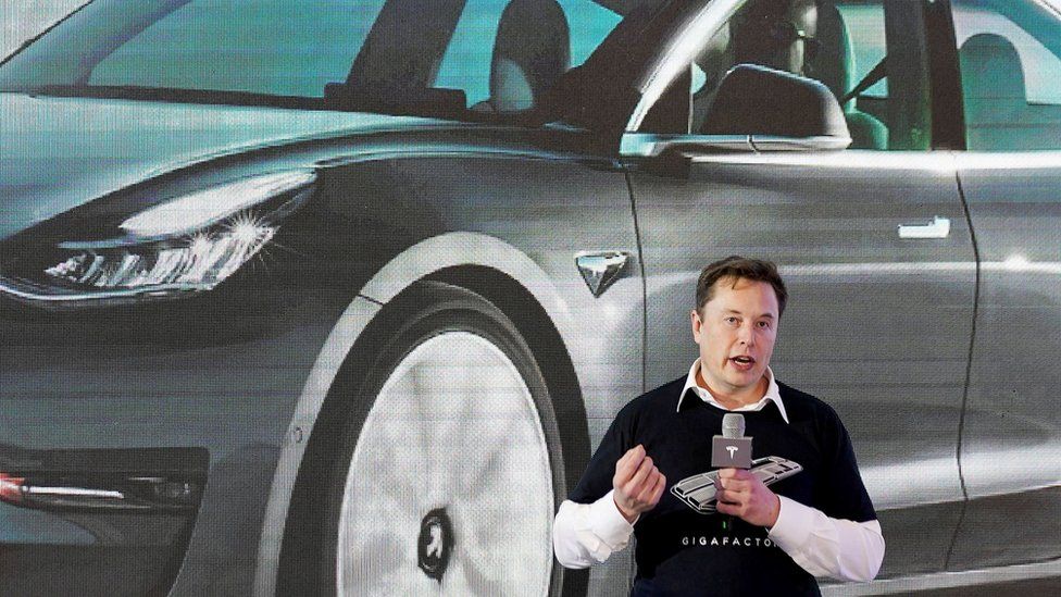 Генеральный директор Tesla Inc Илон Маск выступает на сцене во время мероприятия по доставке китайских автомобилей Tesla Model 3 на заводе в Шанхае, Китай, 7 января 2020 года.