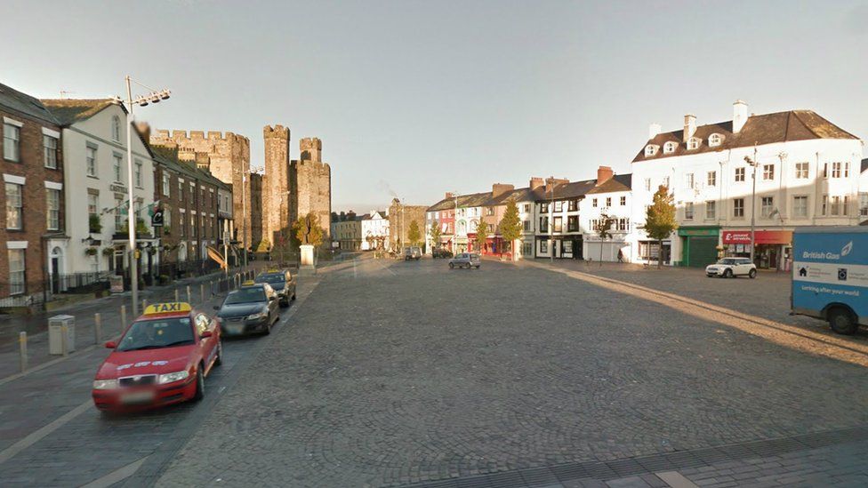 Gohirio penderfyniad ar gynllun Maes Caernarfon BBC Cymru Fyw