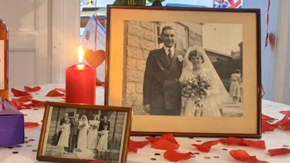 Norwich care home throws couple a 66th anniversary party - BBC News