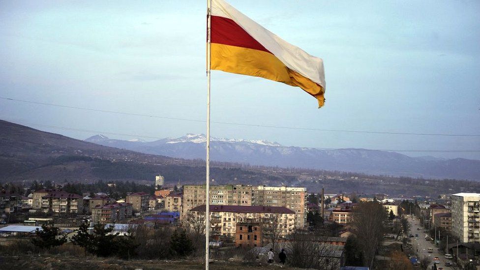 La bandera de Osetia del Sur ondea sobre Tsjinvali