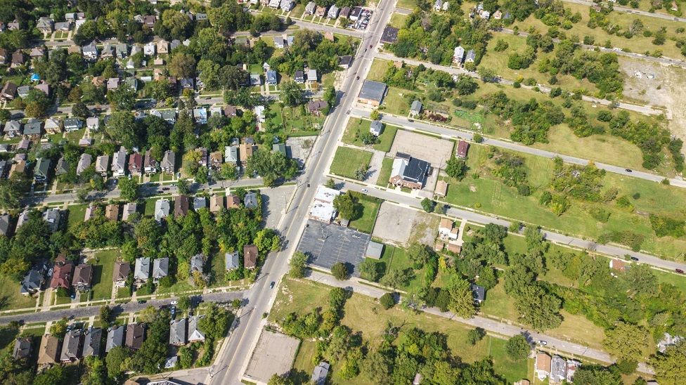 Una vista aérea de Detroit, Michigan, que muestra barrios contrastantes.